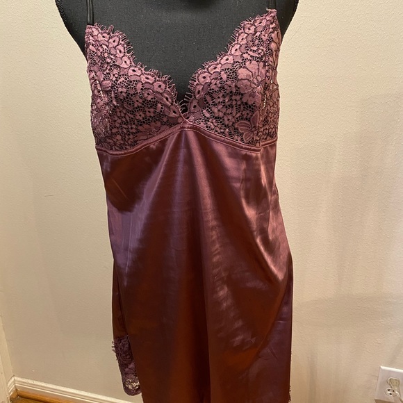 Intimate - Picture 1 of 2